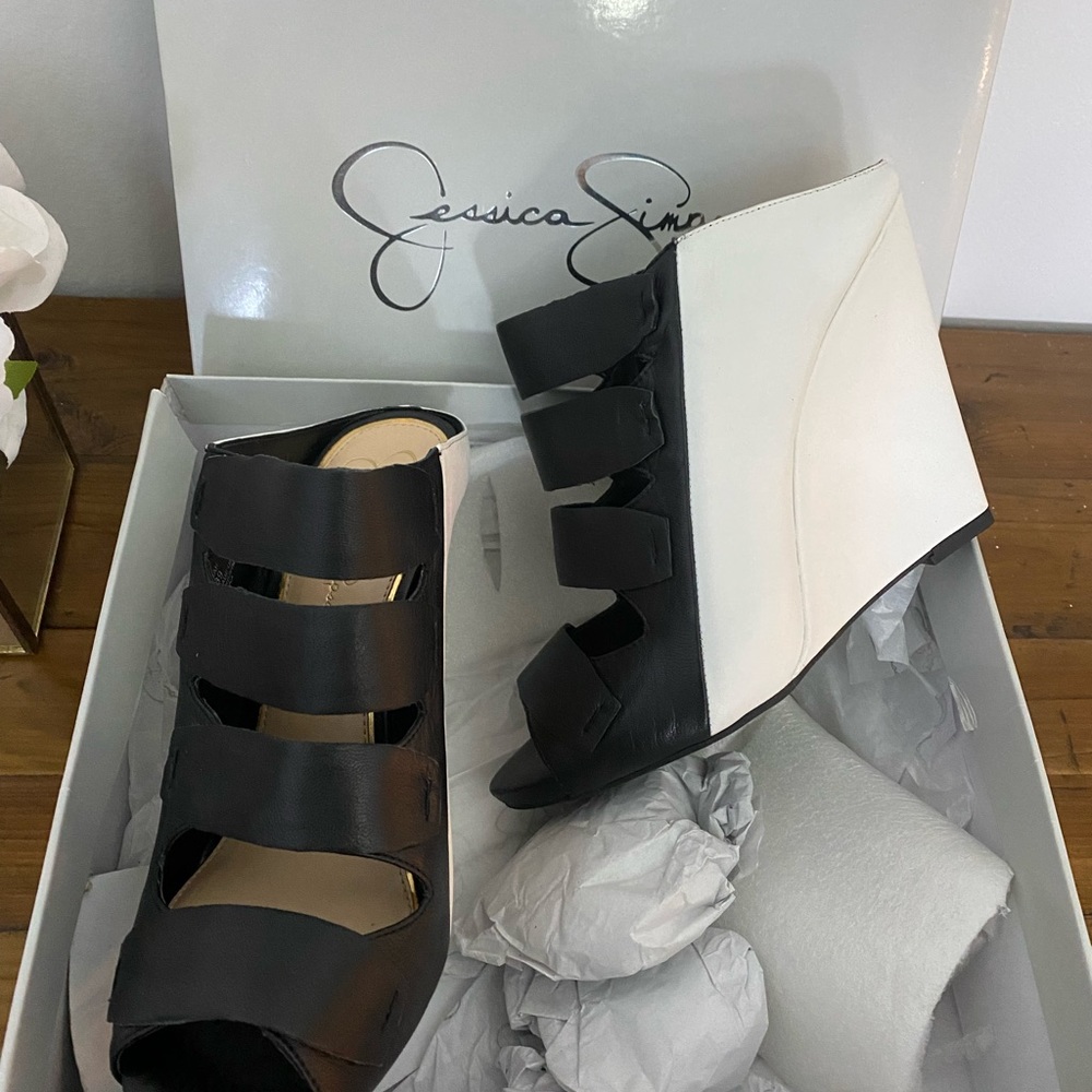 Jessica Simpson Black/White wedges